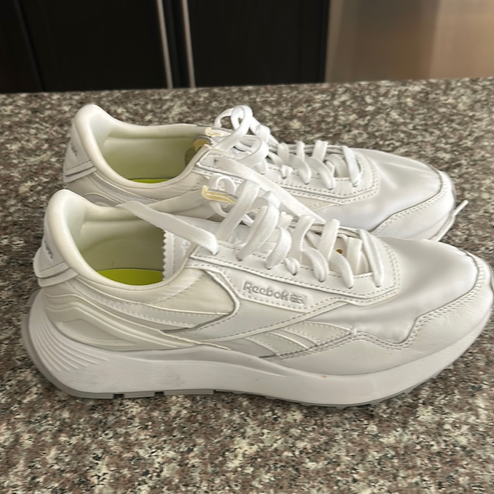 Like new Reebok sneakers. Size 8 (unisex.)